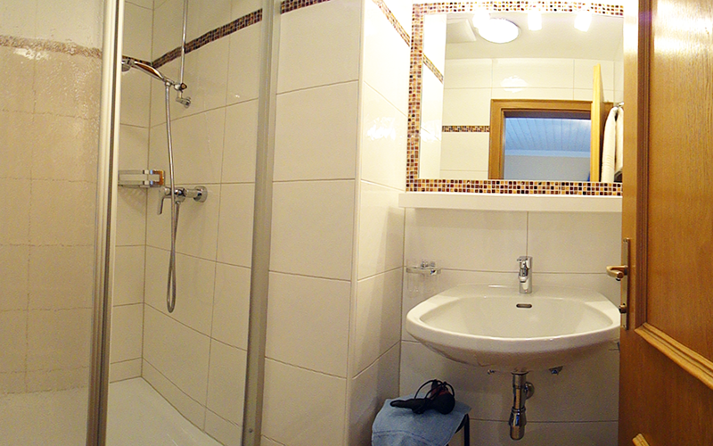 Dusche mit WC in Doppelzimmer
